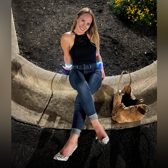 Welcome to my closet!! 🌺🌻 - Picture 9 of 12